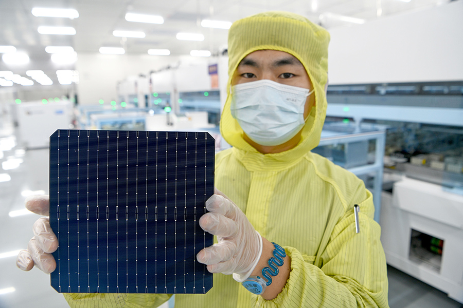 工作人員展示N型TOPCon電池產品。陳彬攝