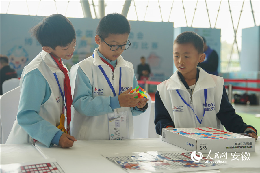 全国魔方比赛。人民网记者 陈若天摄