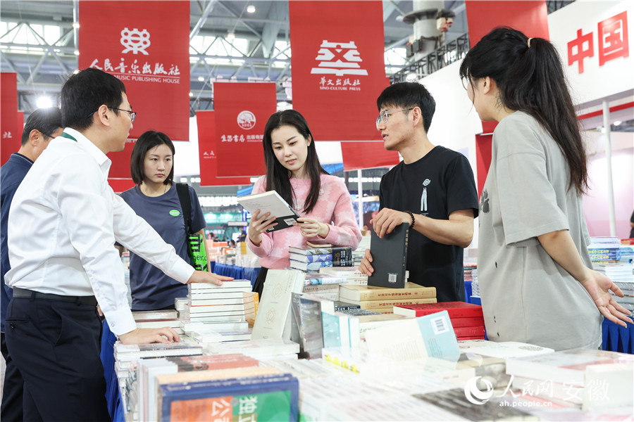 读者在黄山书会上挑选图书。人民网记者 张俊摄
