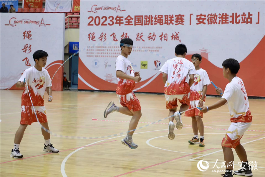 选手比拼跳绳功夫。 人民网记者 陶涛摄