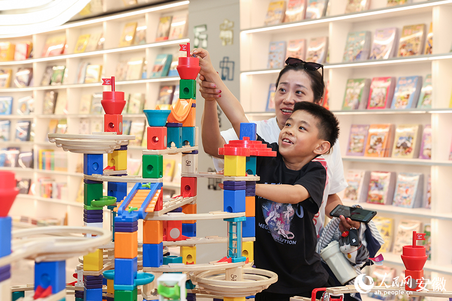 合肥元·书局，读者带孩子体验益智玩具。人民网记者 张俊摄