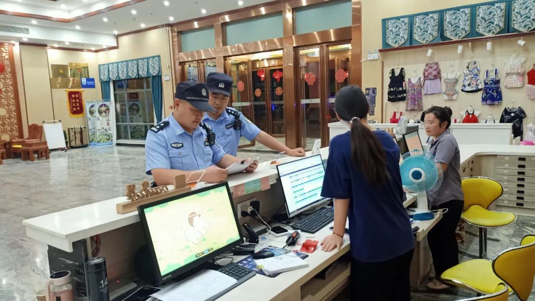 金寨縣民警對當地企業員工進行反詐宣傳。六安市公安局供圖