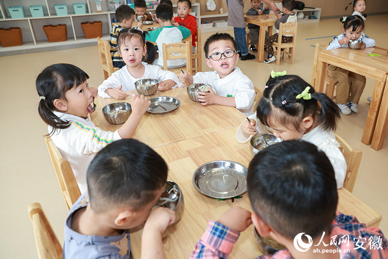 花山区玖璋台幼儿园小朋友们正在吃下午点。人民网记者 张俊摄