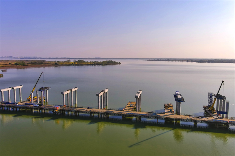五蒙高速沱湖特大桥建设“进度条”刷新。