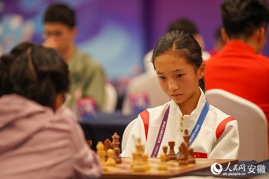国际象棋比赛现场，选手在进行比赛。人民网记者 陈若天摄