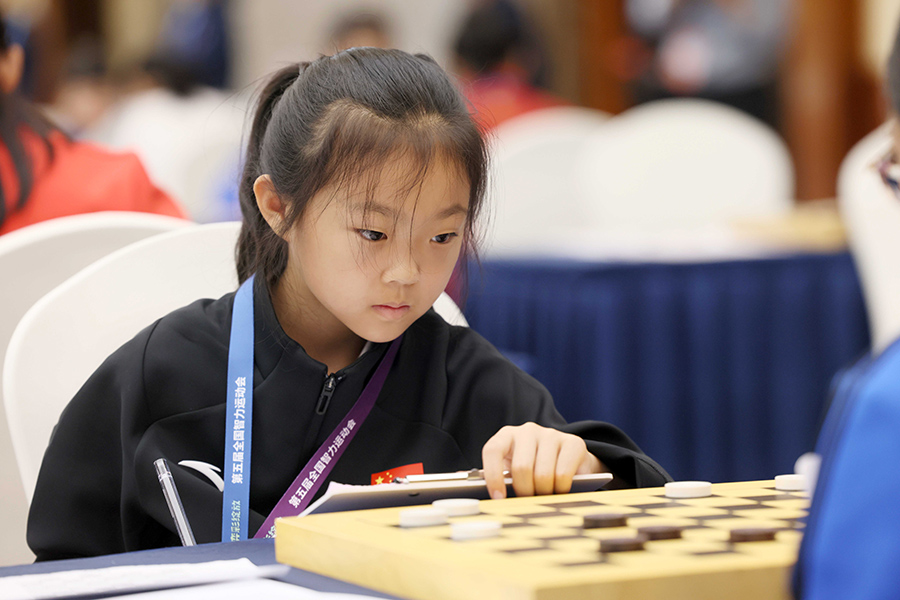 五智会国际跳棋比赛现场，选手在进行比赛。解琛摄