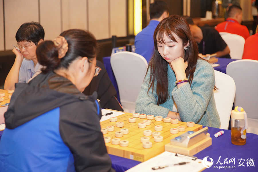 五智会象棋比赛现场，选手们进行比赛。人民网记者 陈若天摄