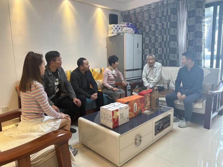 入户走访慰问老兵。笔架山街道供图