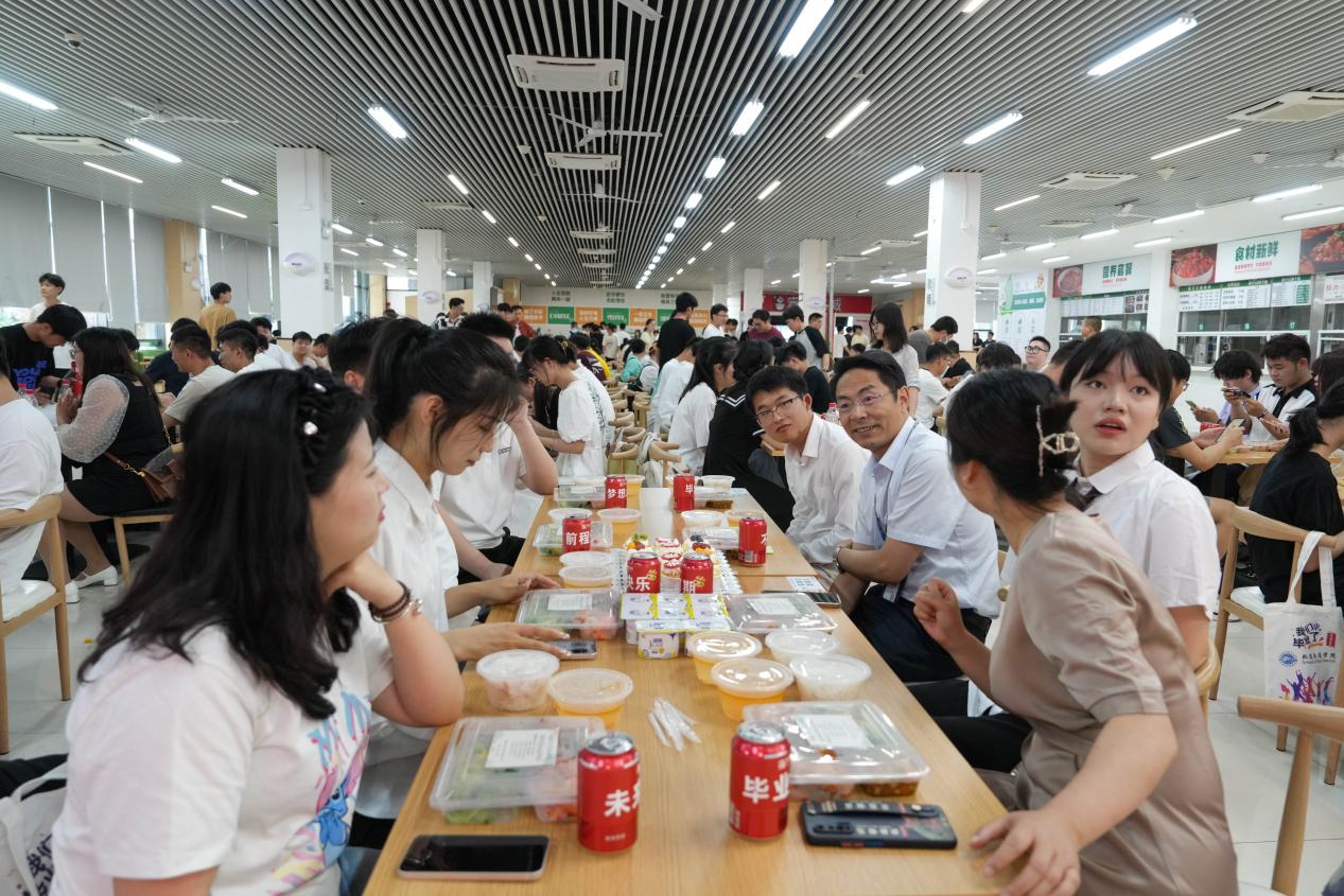 合肥职业技术学院党委书记王杰才与学生午餐会上共话青春。合职供图
