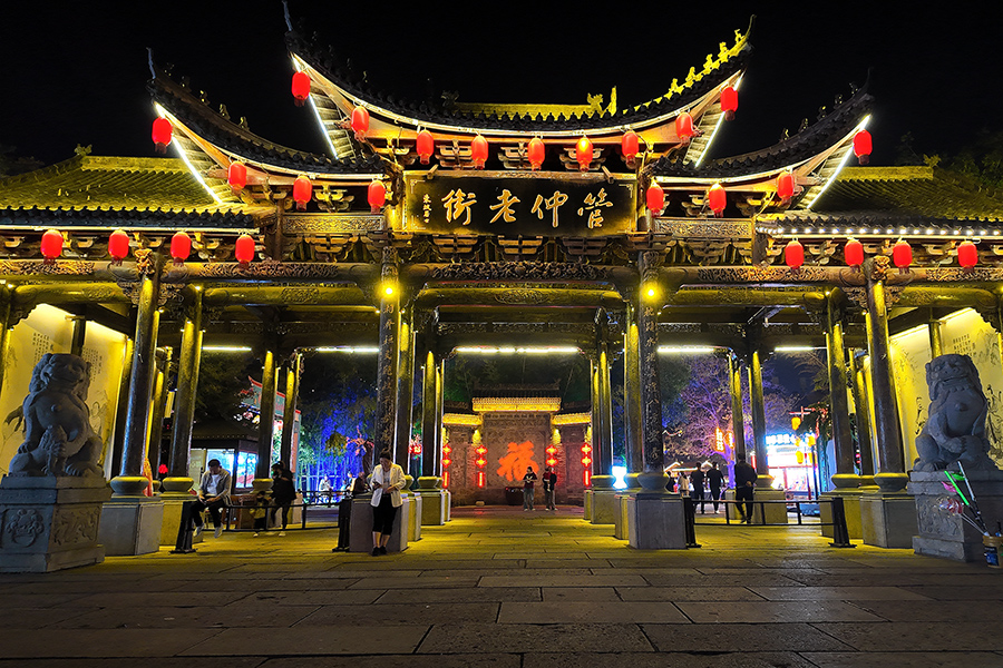 老街夜色美如畫。沈雲鵬供圖