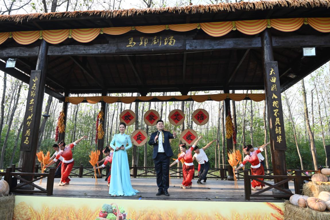 马郢小剧场给乡村群众送来精神食粮。杜刚摄