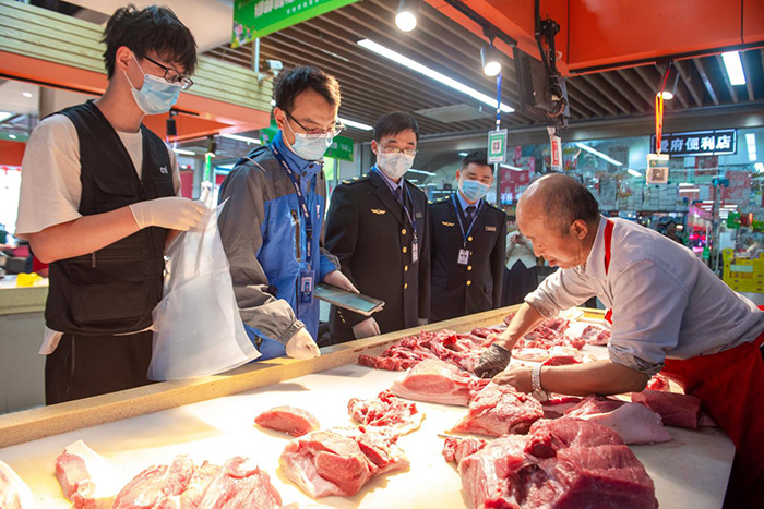 爱府路农贸市场现场抽取猪肉封装