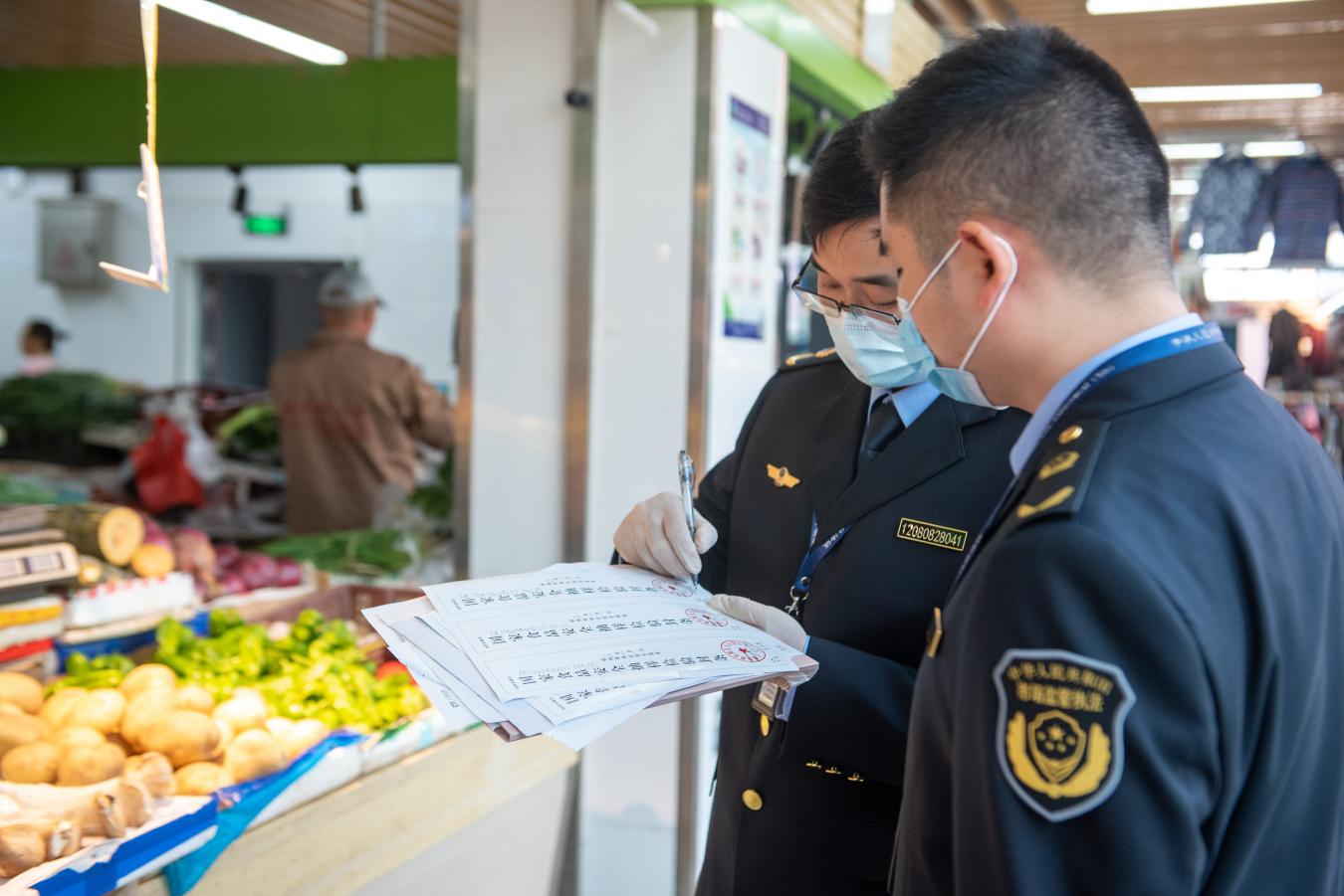 对抽取的样品封条进行标号