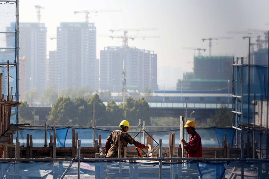 11月1日，在合肥市瑶海区孙何小郢安置房建设项目现场，工人加紧施工。解琛摄
