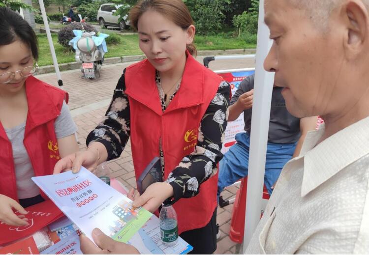 志愿者开展宣传教育活动。繁阳镇供图