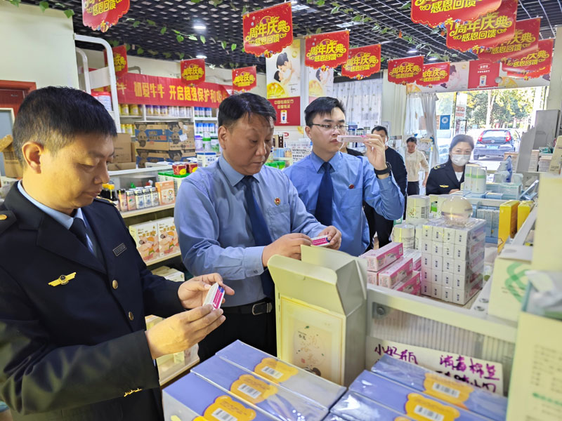 檢察人員走訪藥店。杜集區檢察院供圖