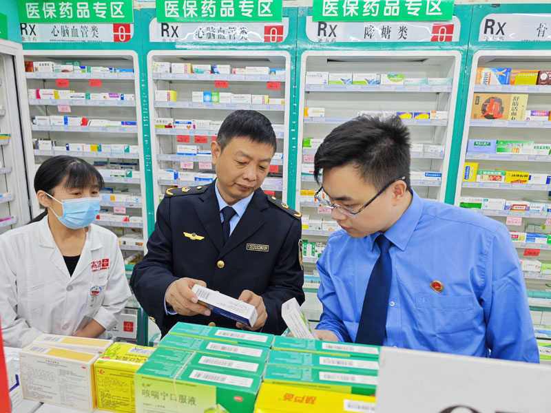 檢察人員走訪藥店。杜集區檢察院供圖