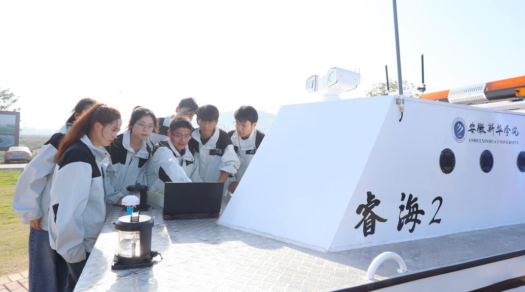 刘源博士带领团队进行设备下水前检查。翟漱文摄