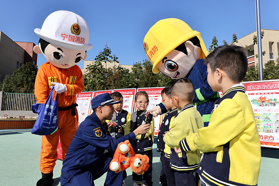 幼兒園小朋友參加消防互動游戲。高鵬攝