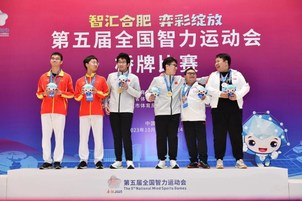 全國五智會橋牌青年男子雙人賽頒獎現場，右二為安徽選手陳昆。合肥供水集團供圖