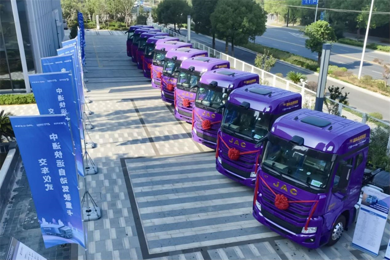 江淮跨越K7智能版批量交付中通快運。江淮汽車供圖