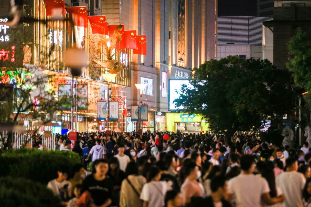淮河路步行街游人如織
