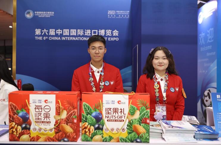 光明國貿&洽洽堅果聯名產品。洽洽食品供圖