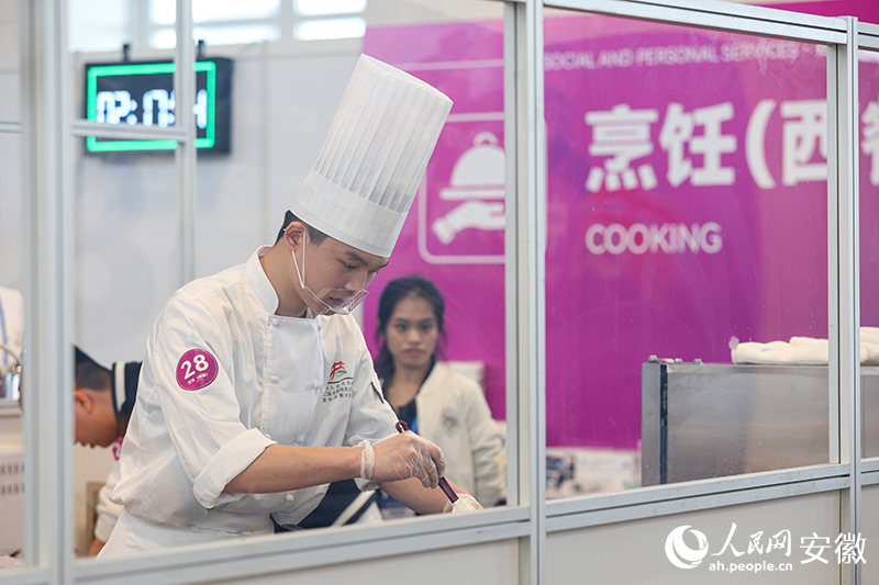 2来自安徽新东方烹饪高级技工学院的杨萧剑获第二届全国职业技能大赛烹饪（西餐）项目金牌。