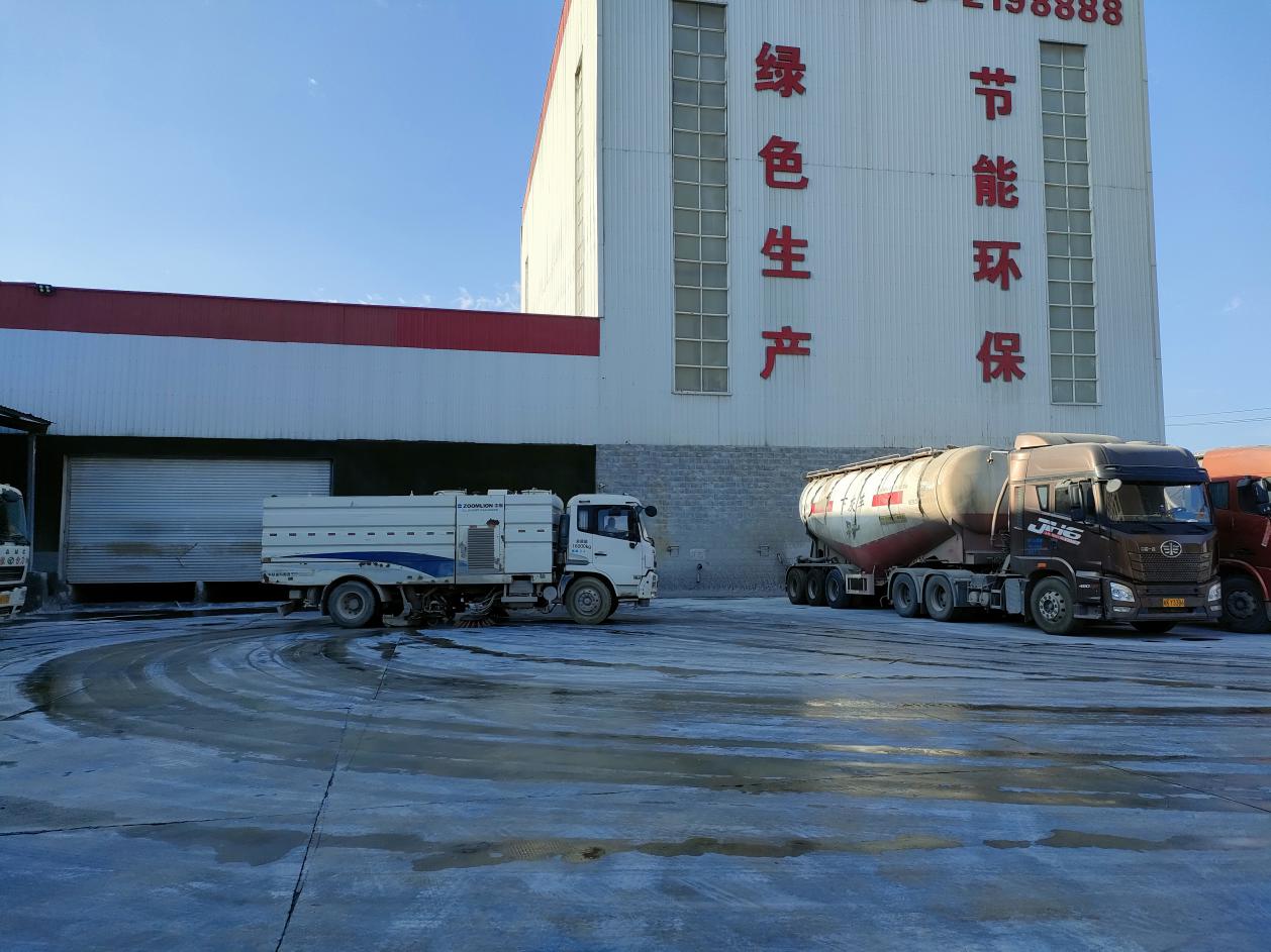 清扫厂区。颍东区委宣传部供图