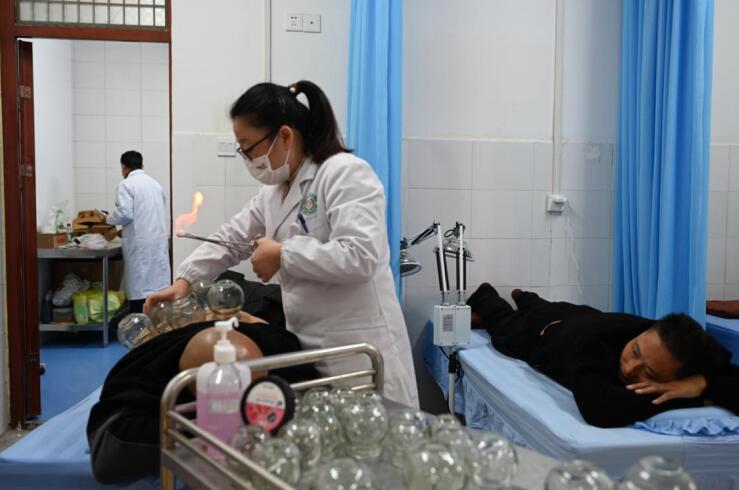 给患者拔罐治疗。杜刚摄