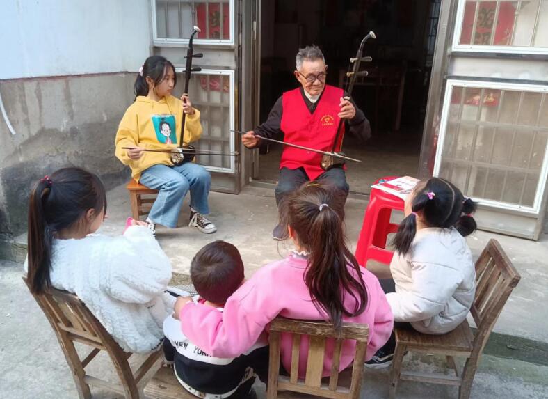 孩子们在学习二胡。