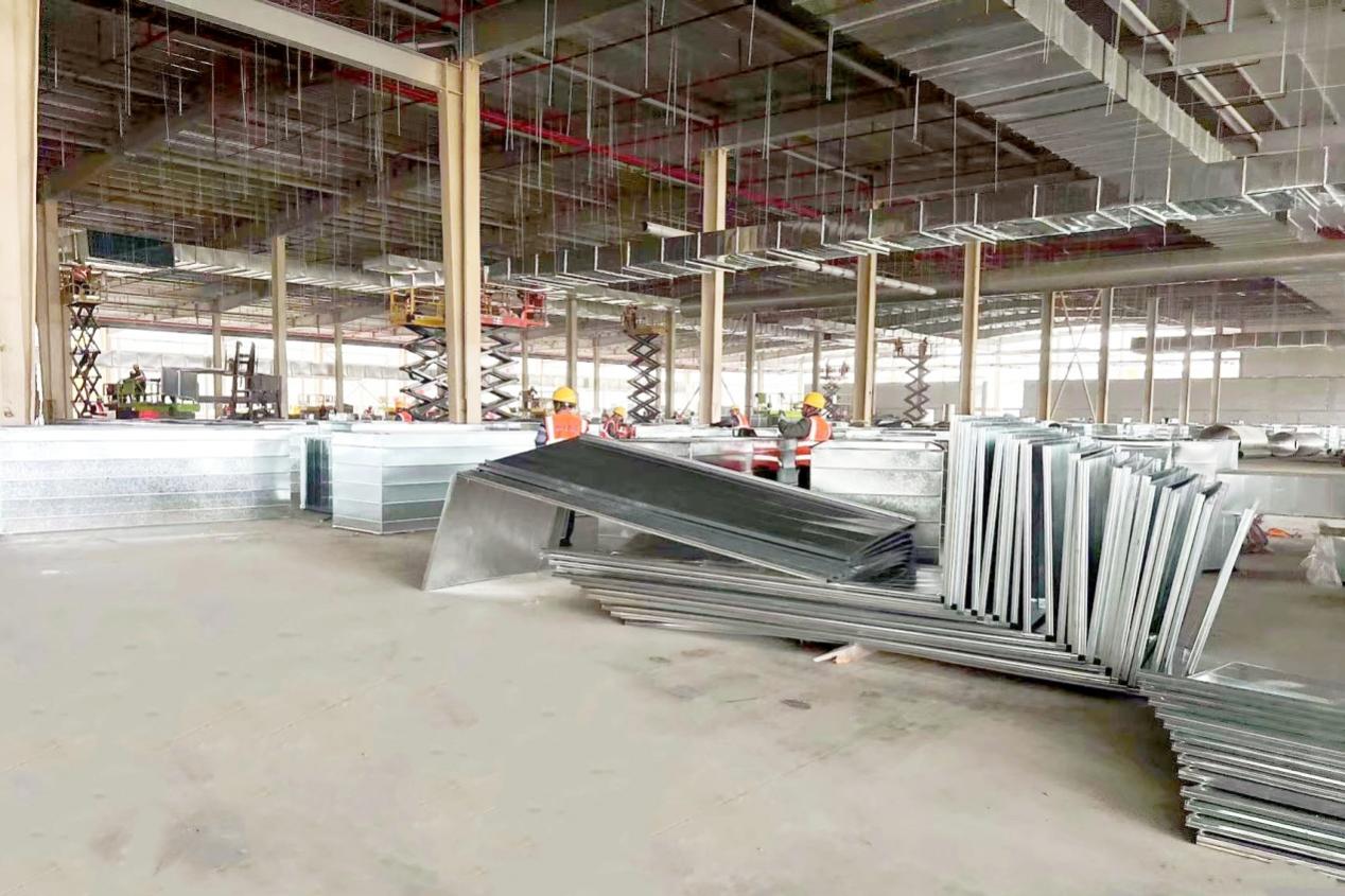 光势能（一期）项目电池组件车间正在进行室内风管安装。田新俊摄