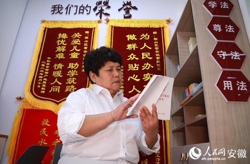 日常工作时，雷云总会及时阅读提高专业知识。人民网记者 陶涛摄