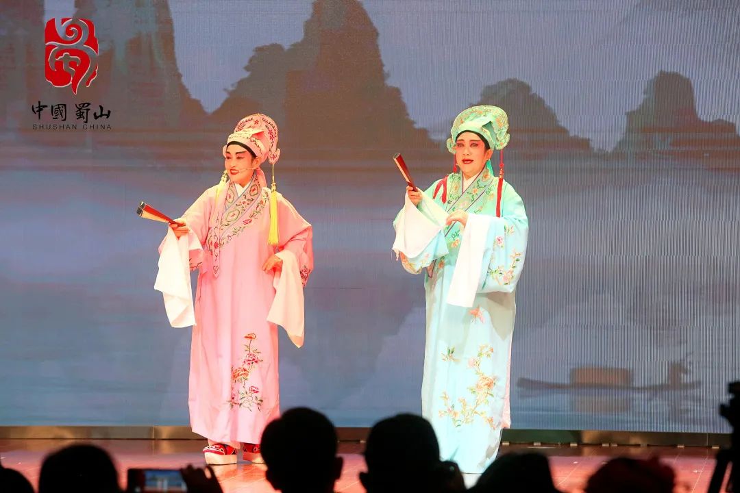 戏曲演员们惟妙惟肖的表演让观众过足戏瘾。蜀山区委宣传部供图