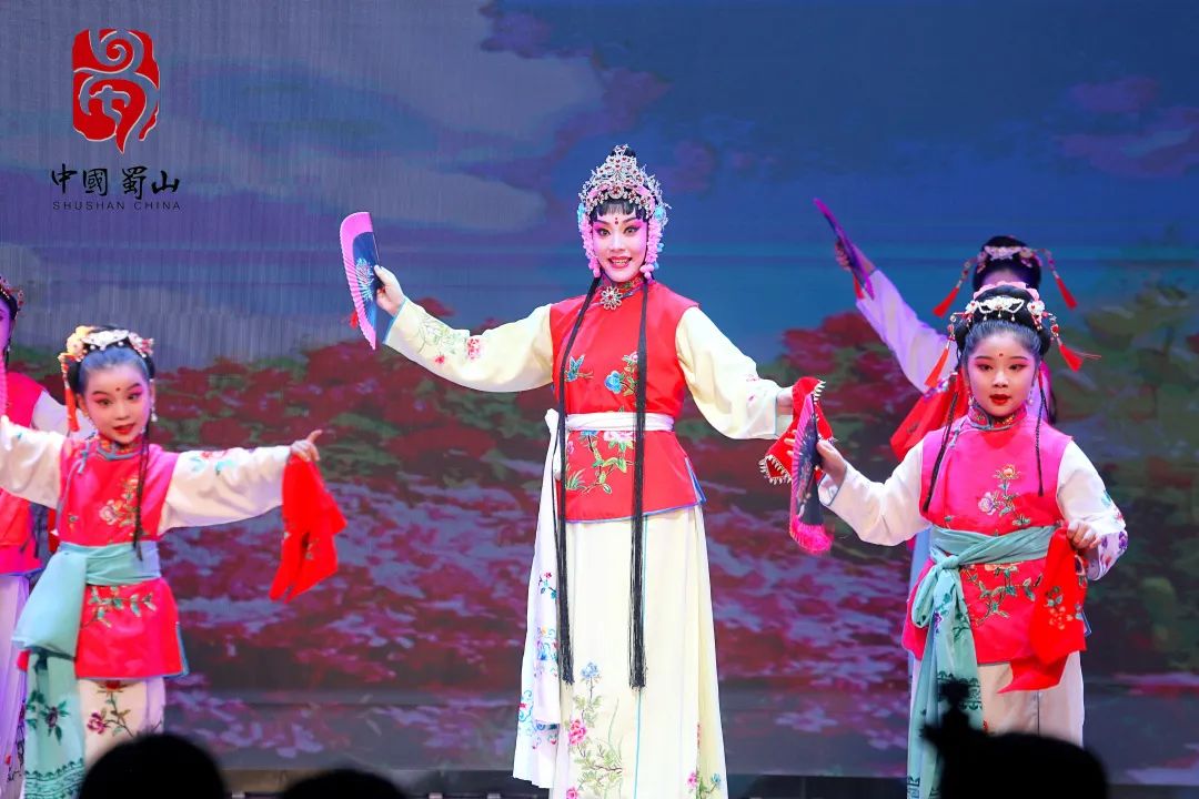 师徒同台献技演绎传承之美。蜀山区委宣传部供图