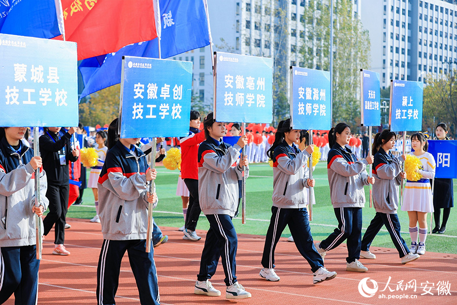 安徽省各技工院校的运动员代表方阵正在步入会场。人民网记者 王锐摄