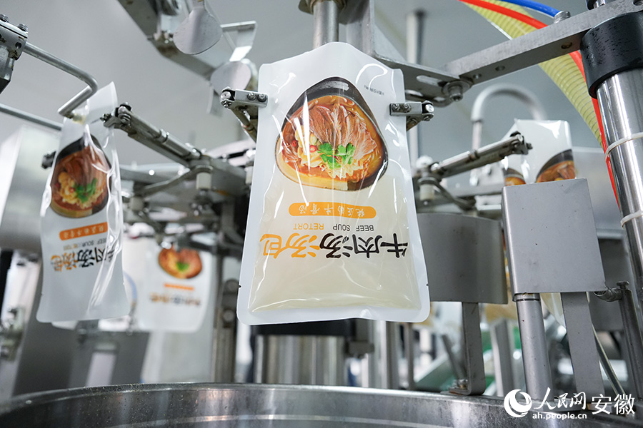 熬制好的汤汁全自动机器灌装。人民网记者 苗子健摄