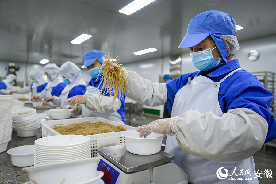 工作人员对粉丝、千张进行称重包装。人民网记者 苗子健摄