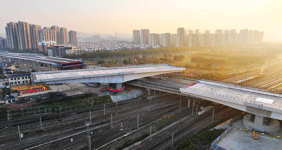 文忠路上跨合肥东站转体桥现场。张敏供图