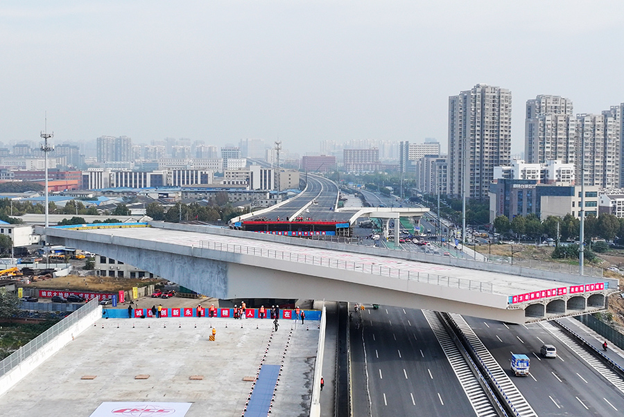 南北两段桥梁将在空中完成转体后实现拼接成型。张敏供图
