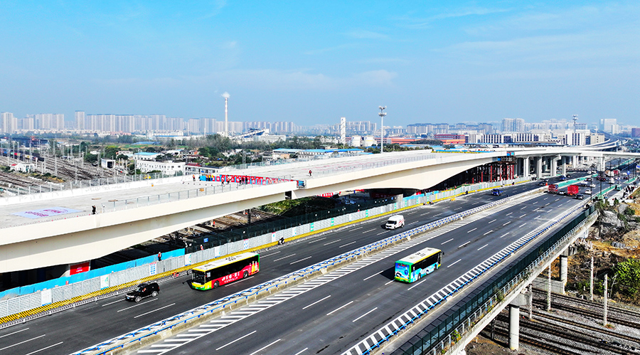 万吨跨铁桥梁顺利转体。张敏供图