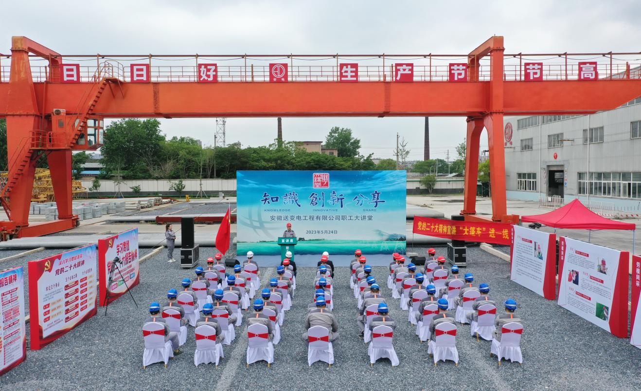 全國勞模王開庫用“大篷車”為一線職工宣講黨的二十大精神。徐旋攝