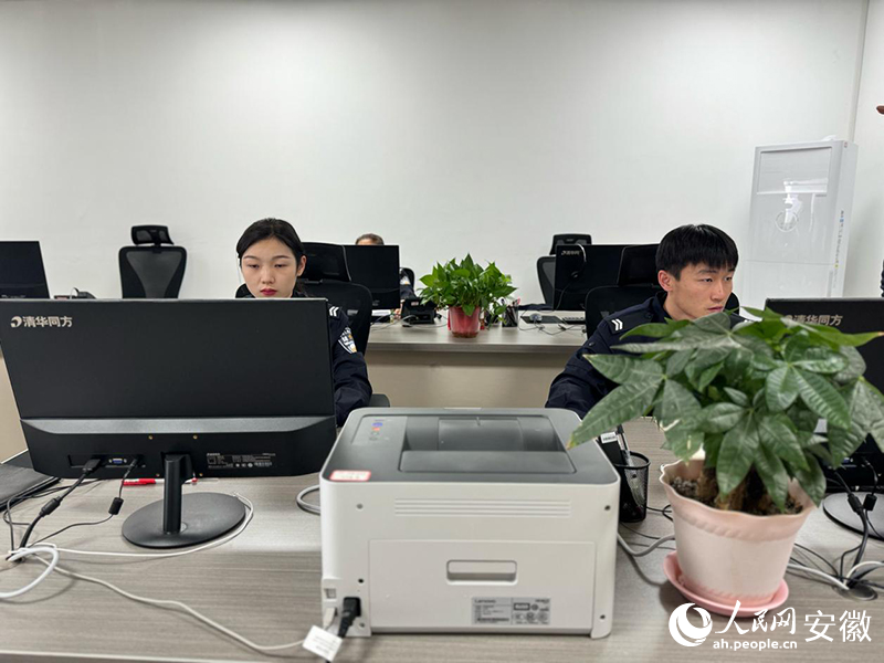 走进该民意感知中心，工作人员正梳理民意民诉。人民网 吕欢欢摄