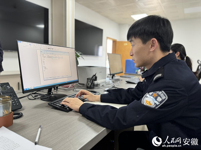 工作人员正将市民反映的问题进行流转处置。人民网 吕欢欢摄