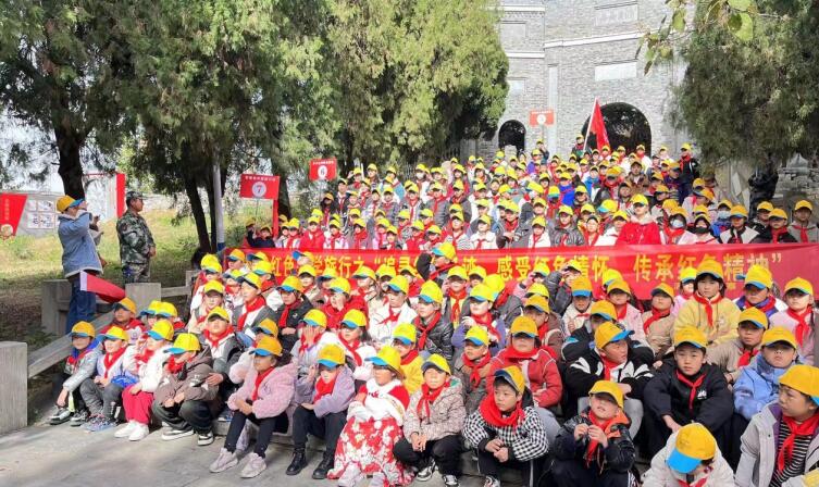 学生们在辉山红色教育基地合影。