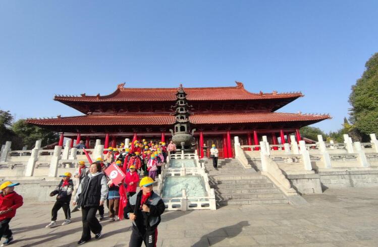 学生们天静宫景区参观。