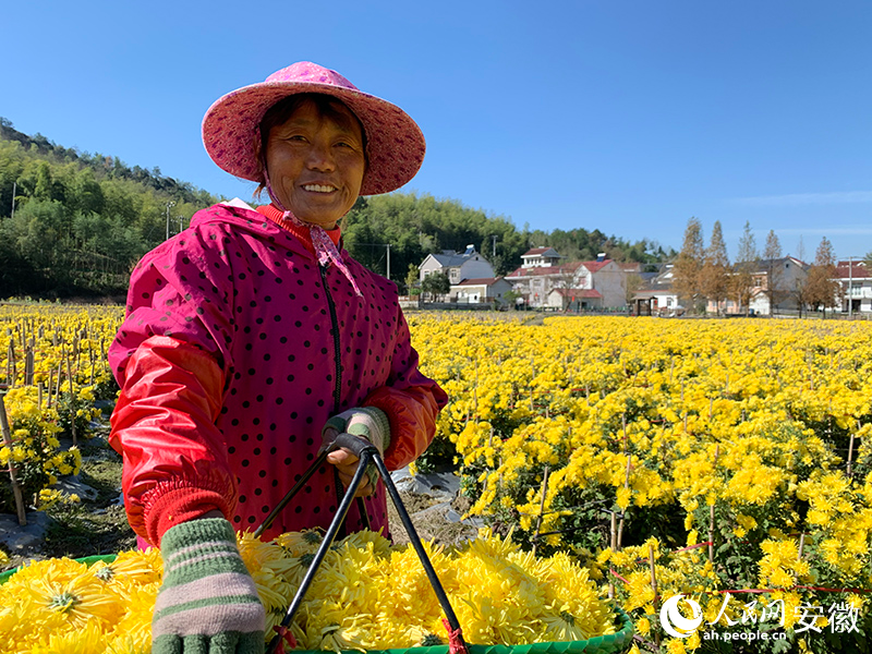 豐收的喜悅洋溢在耿學玲的臉上。人民網記者 汪瑞華攝
