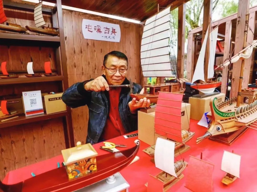 廬州吳氏船模制作技藝傳承人吳培展示傳統技藝