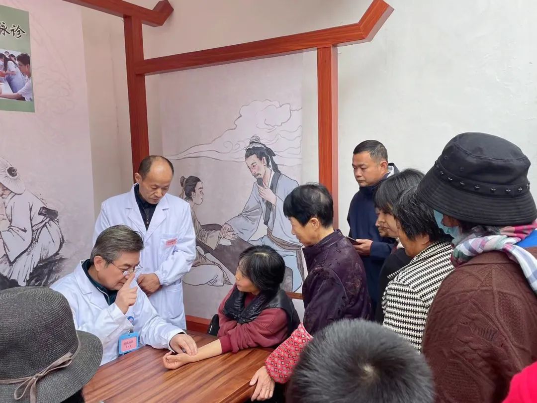 許氏脈診第四代傳承人許躍遠為游客“微觀脈診”。