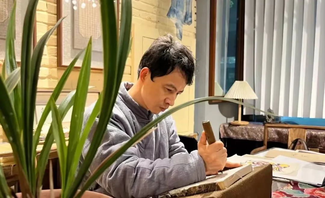 童壽記木板水印花箋技藝傳承人童敏展示傳統雕板技藝。